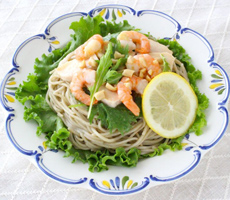 えびとチキンのサラダそば