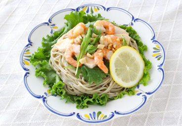 えびとチキンのサラダそば