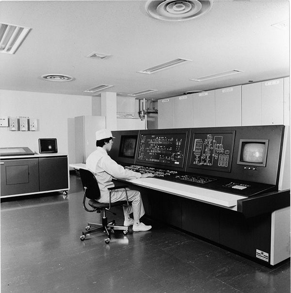 「クリーン＆コールドシステム」のコンピューター制御室
