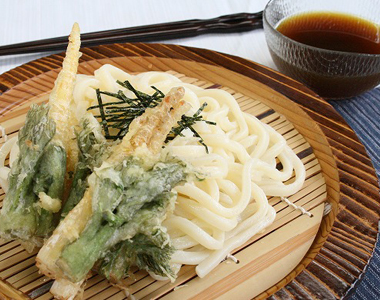 大葉と春野菜の天ぷらざるうどん 緑茶つゆ